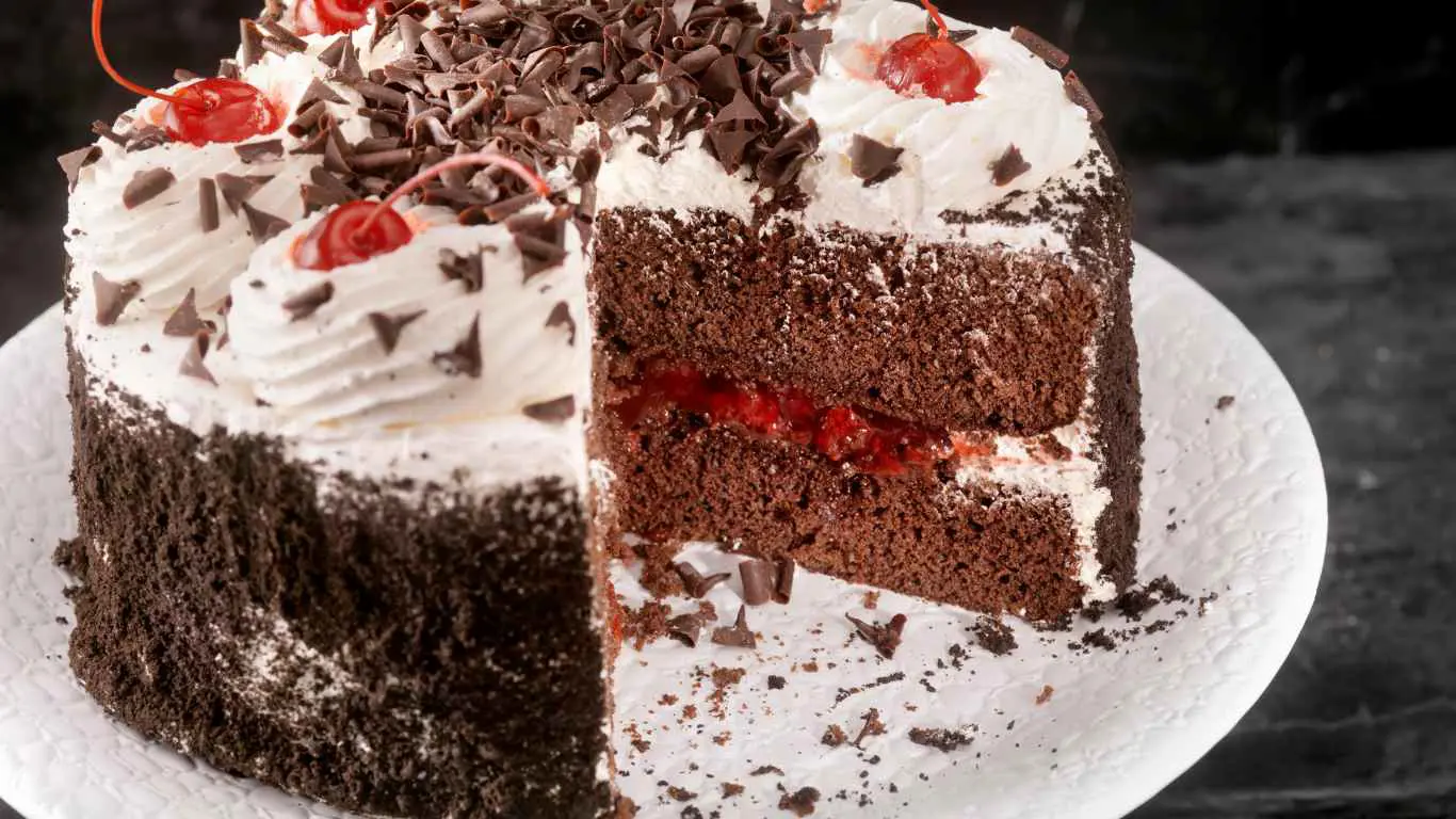 Traditionelle Schwarzwälder Kirschtorte nach Omas Rezept mit Sahne, Schokolade und Kirschen