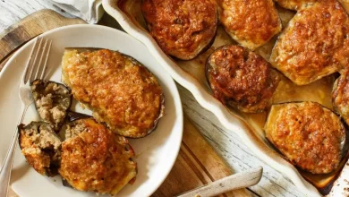 Gefüllte Auberginen mit Hackfleisch, frischen Zutaten und Käse überbacken