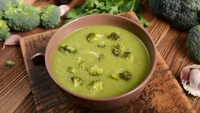 Brokkoli-Kartoffel-Suppe in einer Schüssel, garniert mit frischen Kräutern