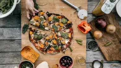 Pizza mit Kürbis und frischen Zutaten, herbstliches Rezept