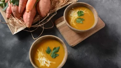 Cremige Kartoffel-Karotten-Suppe mit frischen Kräutern und Gewürzen, serviert in einer Schüssel