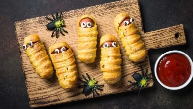 Halloween Mumienschwursten aus Blätterteig und Würstchen, gruselige Snack-Idee
